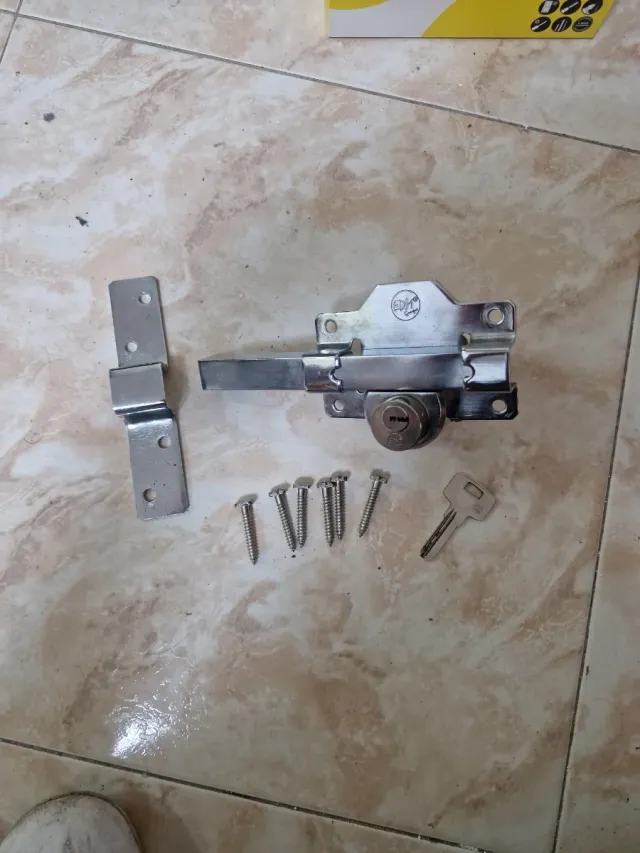 Cerradura de puerta con llave y tornillos