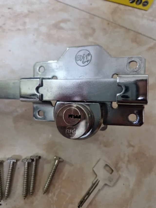 Cerradura de puerta con llave y tornillos