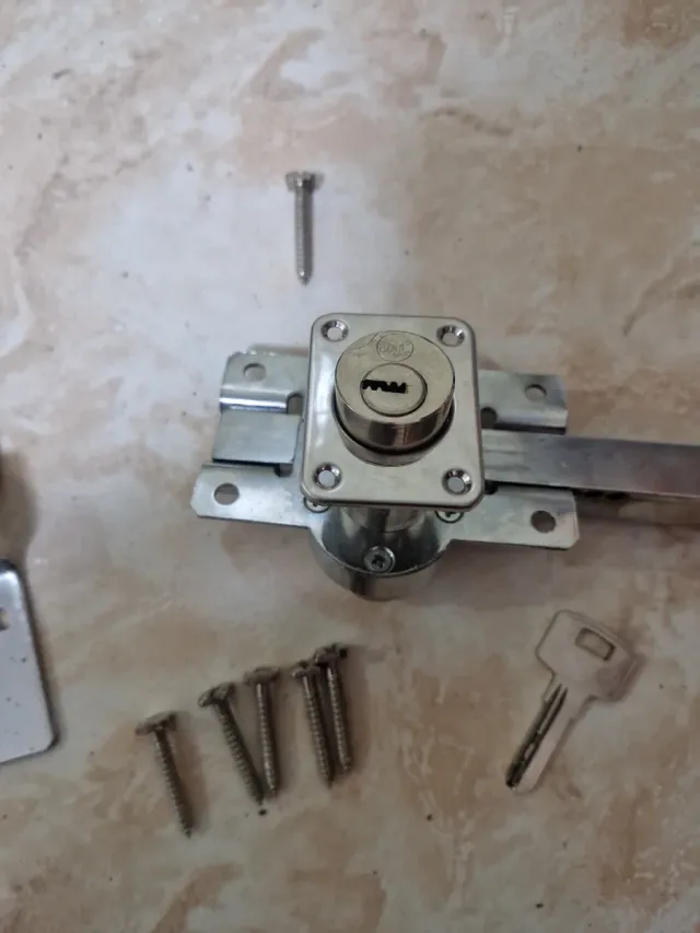 Cerradura de puerta con llave y tornillos
