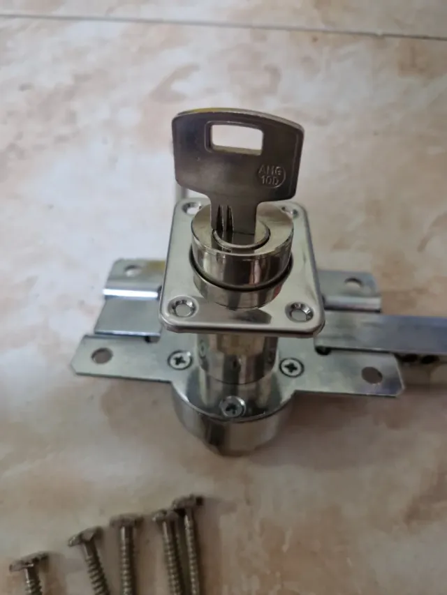 Cerradura de puerta con llave y tornillos