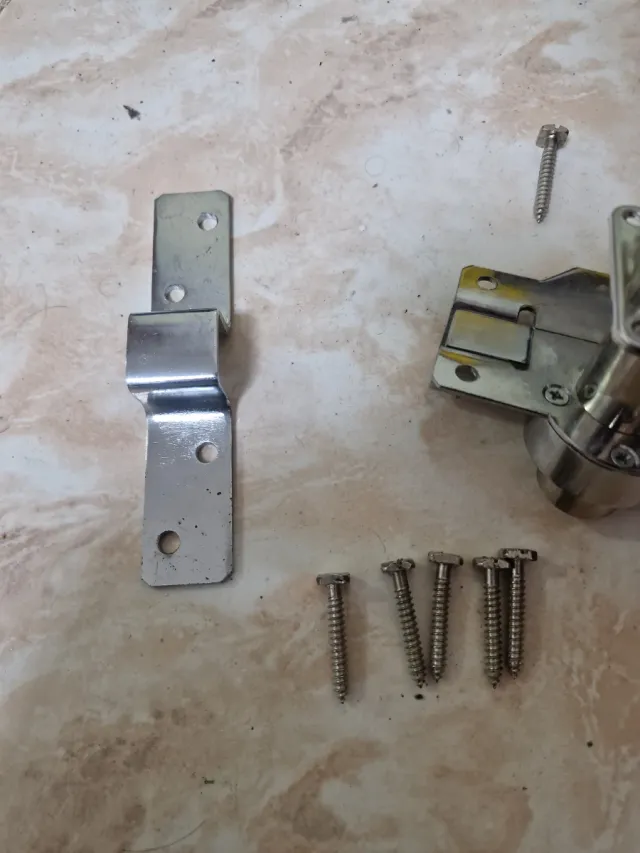 Cerradura de puerta con llave y tornillos