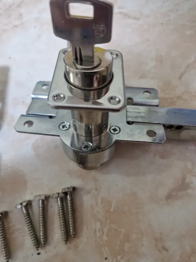 Cerradura de puerta con llave y tornillos