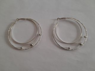 Pendientes doble aro plateados con bolitas