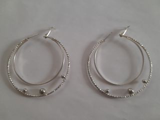 Pendientes doble aro plateados con bolitas