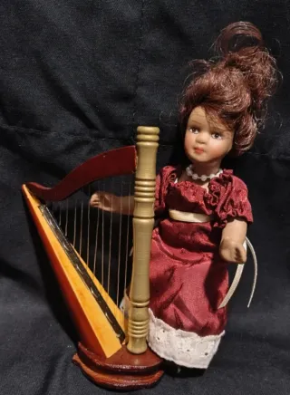 Bambola porcellana con Arpa in legno e corde