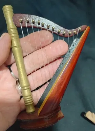 Bambola porcellana con Arpa in legno e corde