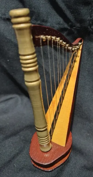 Bambola porcellana con Arpa in legno e corde