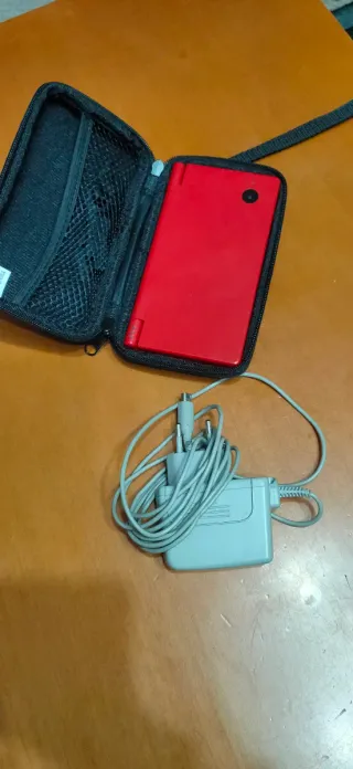 Nintendo DSi Roja