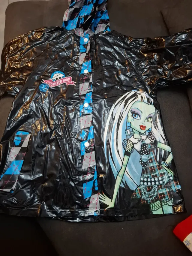 Chubasquero Monster High, diseño Frankie Stein