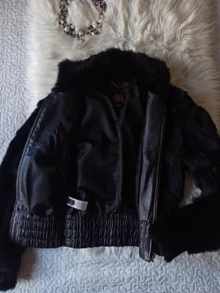 Chaqueta Negra Bomber Mango MNG de Piel y Peluche