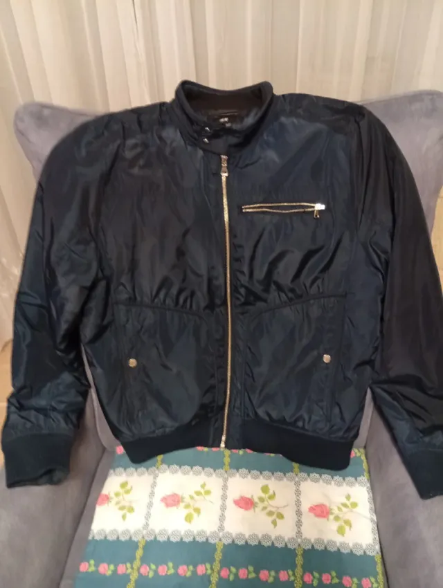 Cazadora bomber H&M hombre negra y dorada