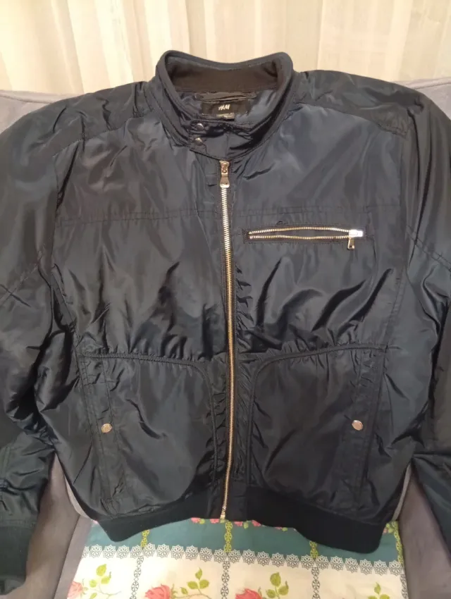Cazadora bomber H&M hombre negra y dorada