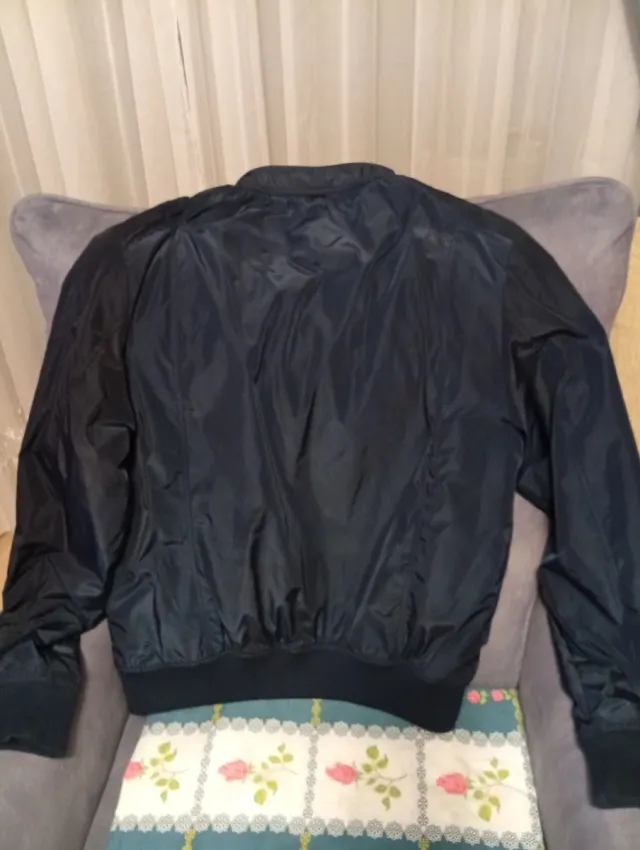 Cazadora bomber H&M hombre negra y dorada
