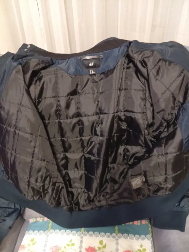 Cazadora bomber H&M hombre negra y dorada