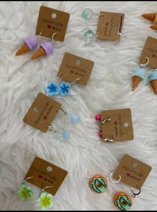 Variedad de pendientes artesanos