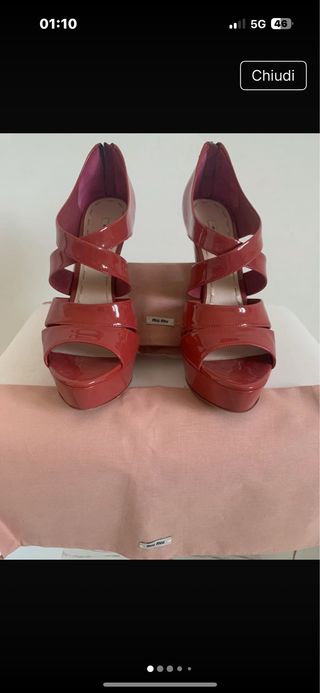 Sandali tacco alto Miu Miu, in vernice rosa.