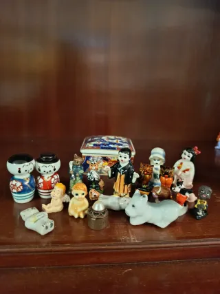 Lotto di figure e scatola di porcellana giapponese Imari