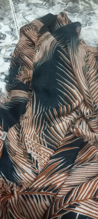 Pañuelo estampado hojas tropicales. Nuevo