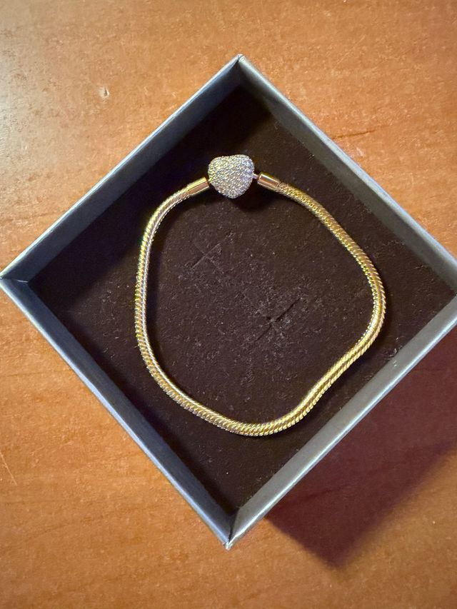 Pulsera dorada con cierre de corazón