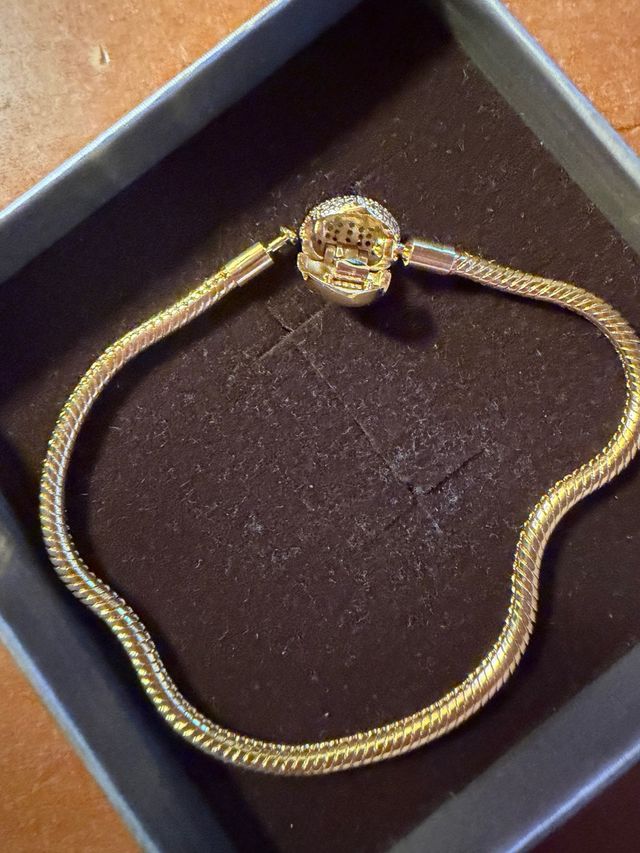 Pulsera dorada con cierre de corazón