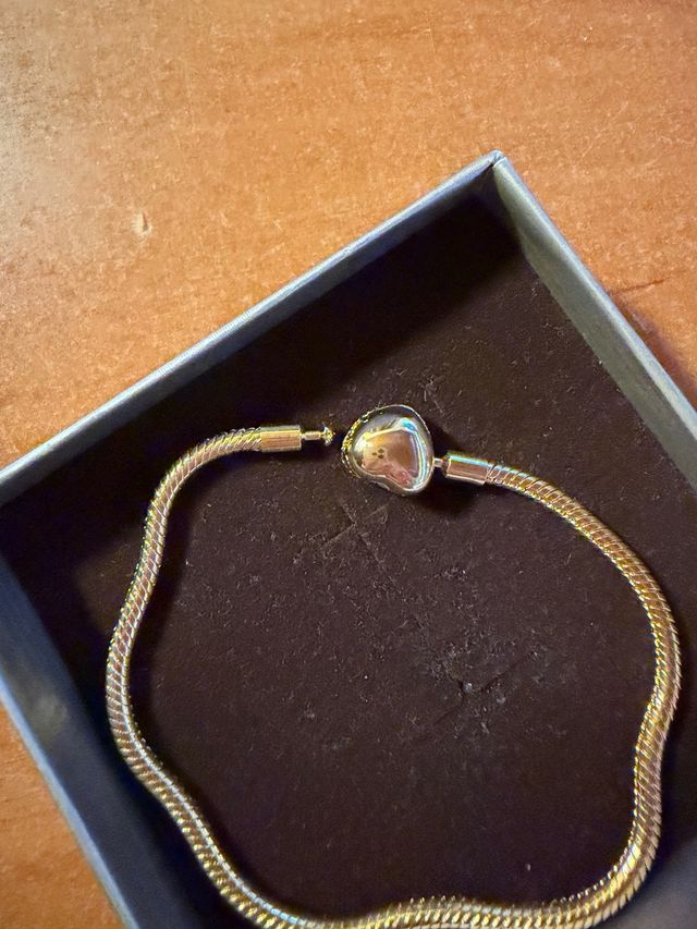 Pulsera dorada con cierre de corazón