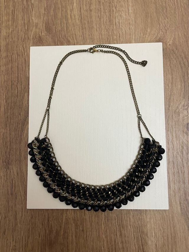 Collar negro y dorado