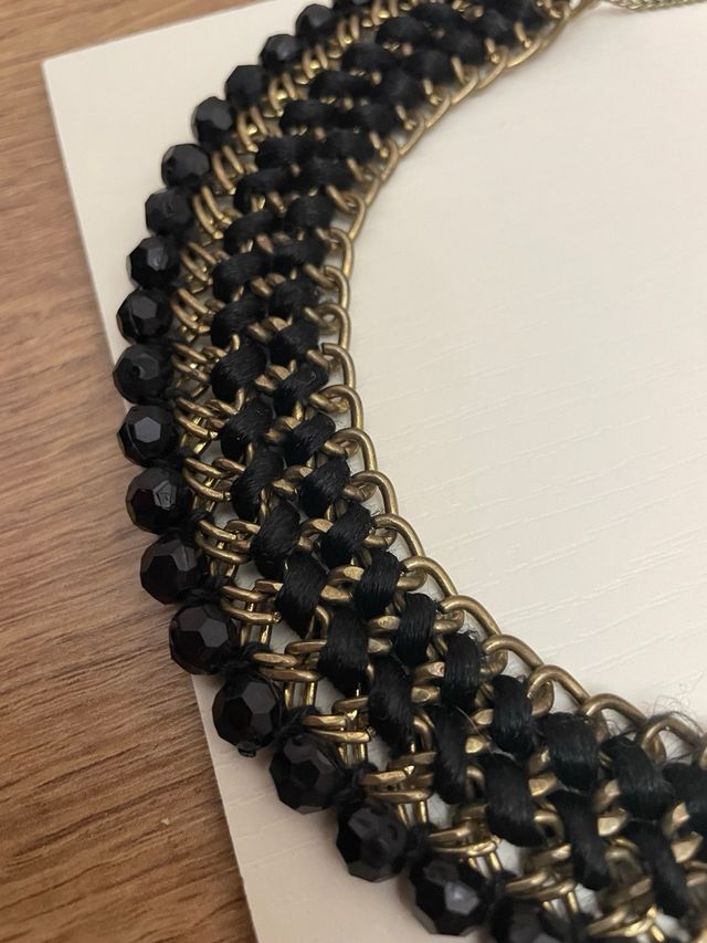 Collar negro y dorado