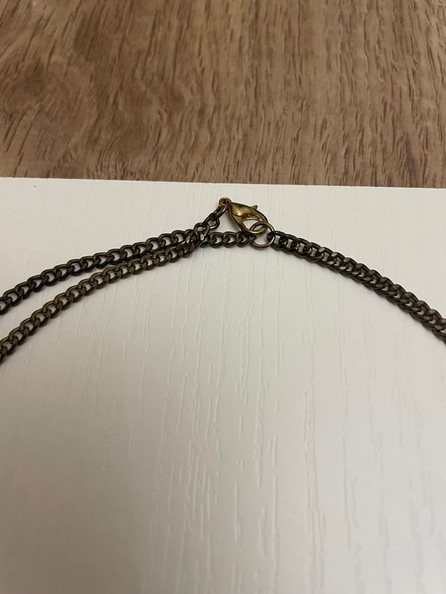 Collar negro y dorado