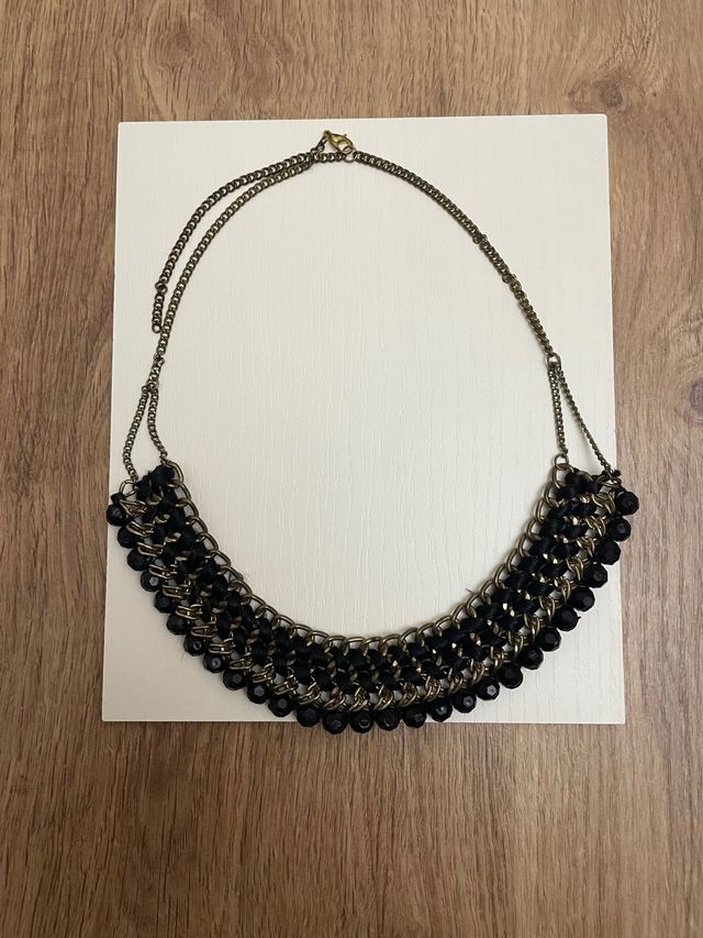 Collar negro y dorado