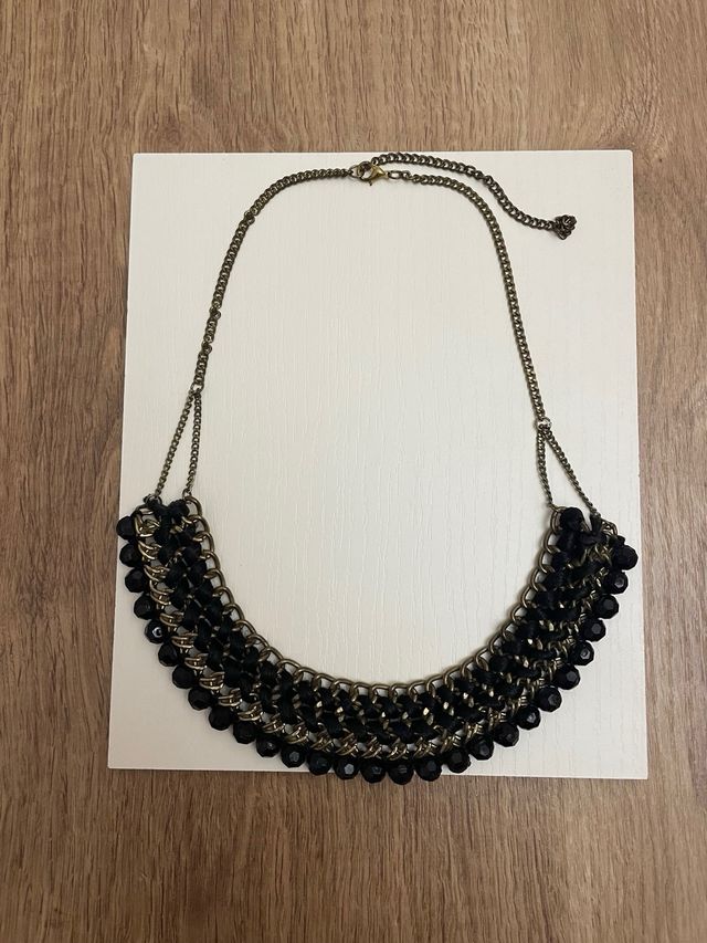 Collar negro y dorado