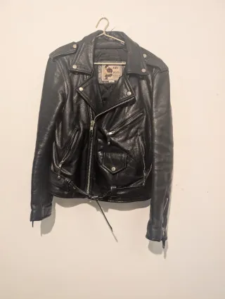 Chaqueta de cuero cruzada negra