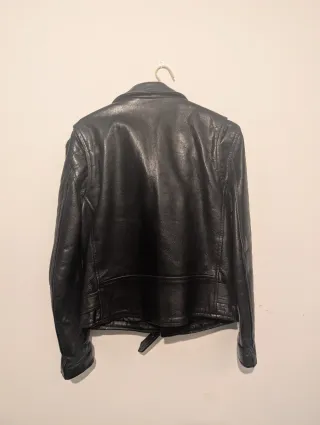 Chaqueta de cuero cruzada negra