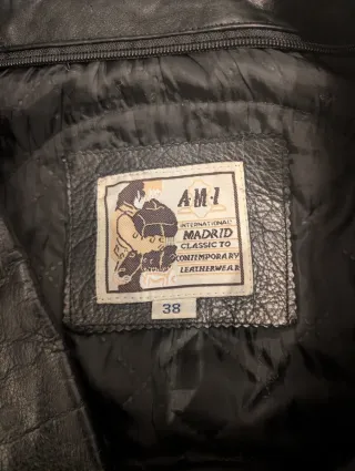 Chaqueta de cuero cruzada negra