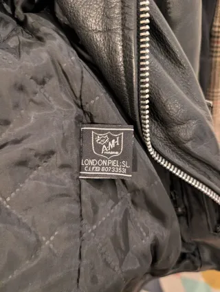 Chaqueta de cuero cruzada negra