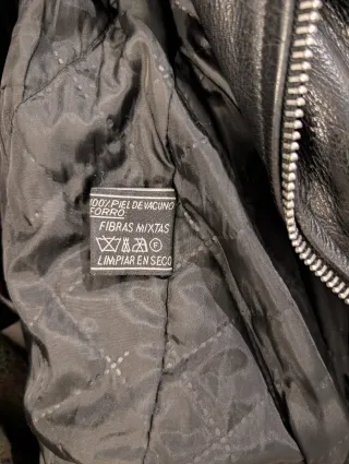 Chaqueta de cuero cruzada negra