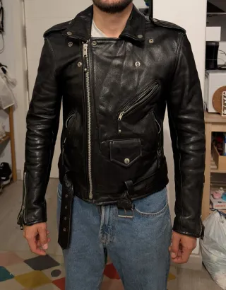 Chaqueta de cuero cruzada negra