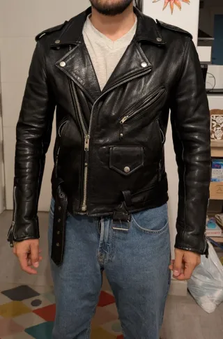 Chaqueta de cuero cruzada negra