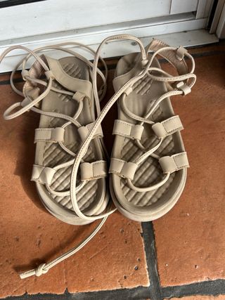Sandalias beige atadas