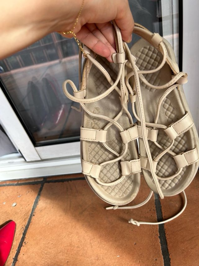 Sandalias beige atadas