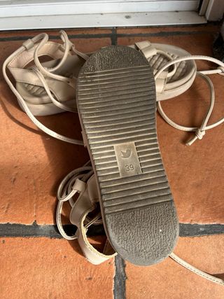 Sandalias beige atadas