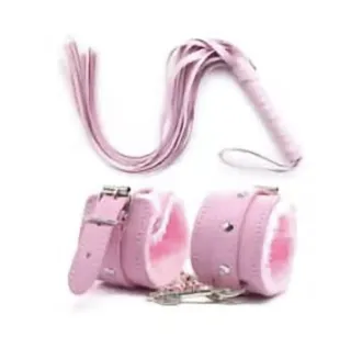 CON ETIQUETA .Látigo y esposas. Muy sexys