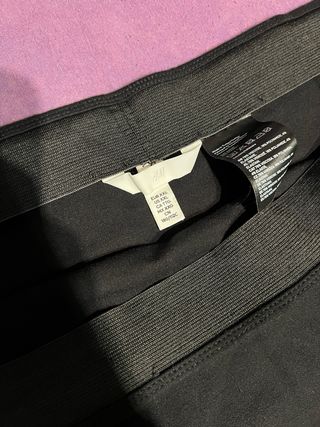 Falda negra con abertura lateral