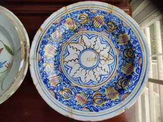 Antichi piatti rustici decorati