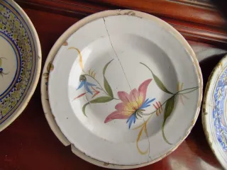 Antichi piatti rustici decorati