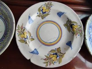 Antichi piatti rustici decorati