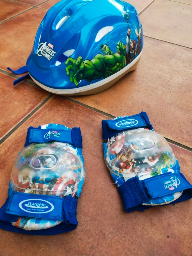 Casco y protectores Marvel Avengers