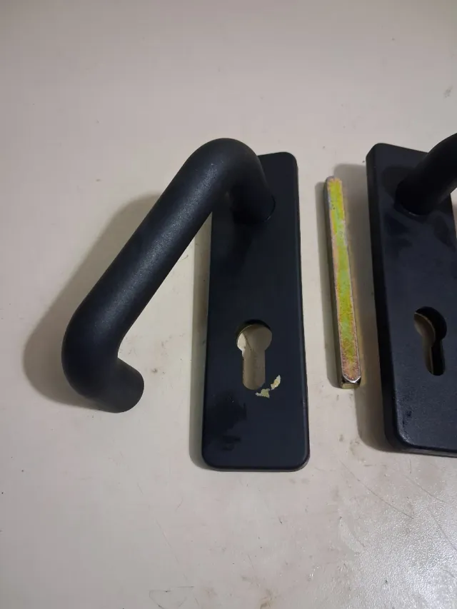 Picaporte o manilla negra