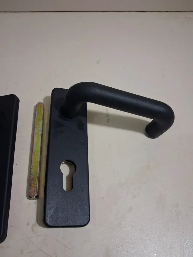 Picaporte o manilla negra