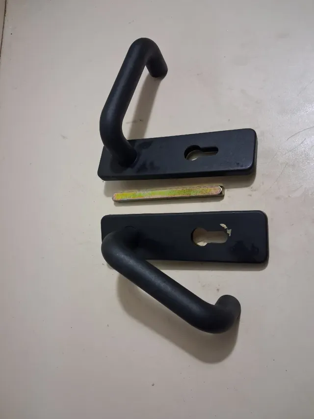 Picaporte o manilla negra