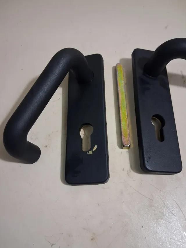 Picaporte o manilla negra